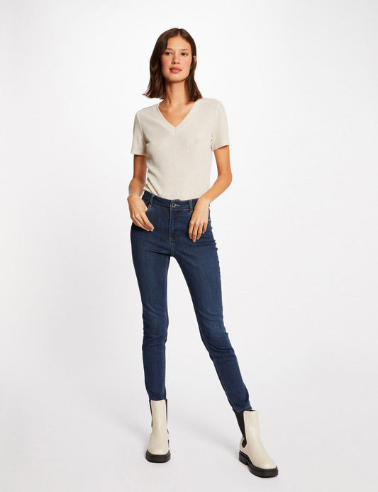 Ολόσωμη εμφάνιση με γυναικείο V-neck T-shirt Morgan