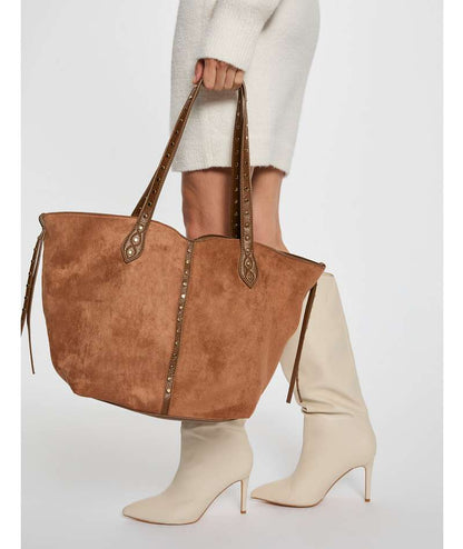 MORGAN Τσάντα Ώμου Suede Tote Bag με Τρουκς Camel την κρατάει μοντέλο