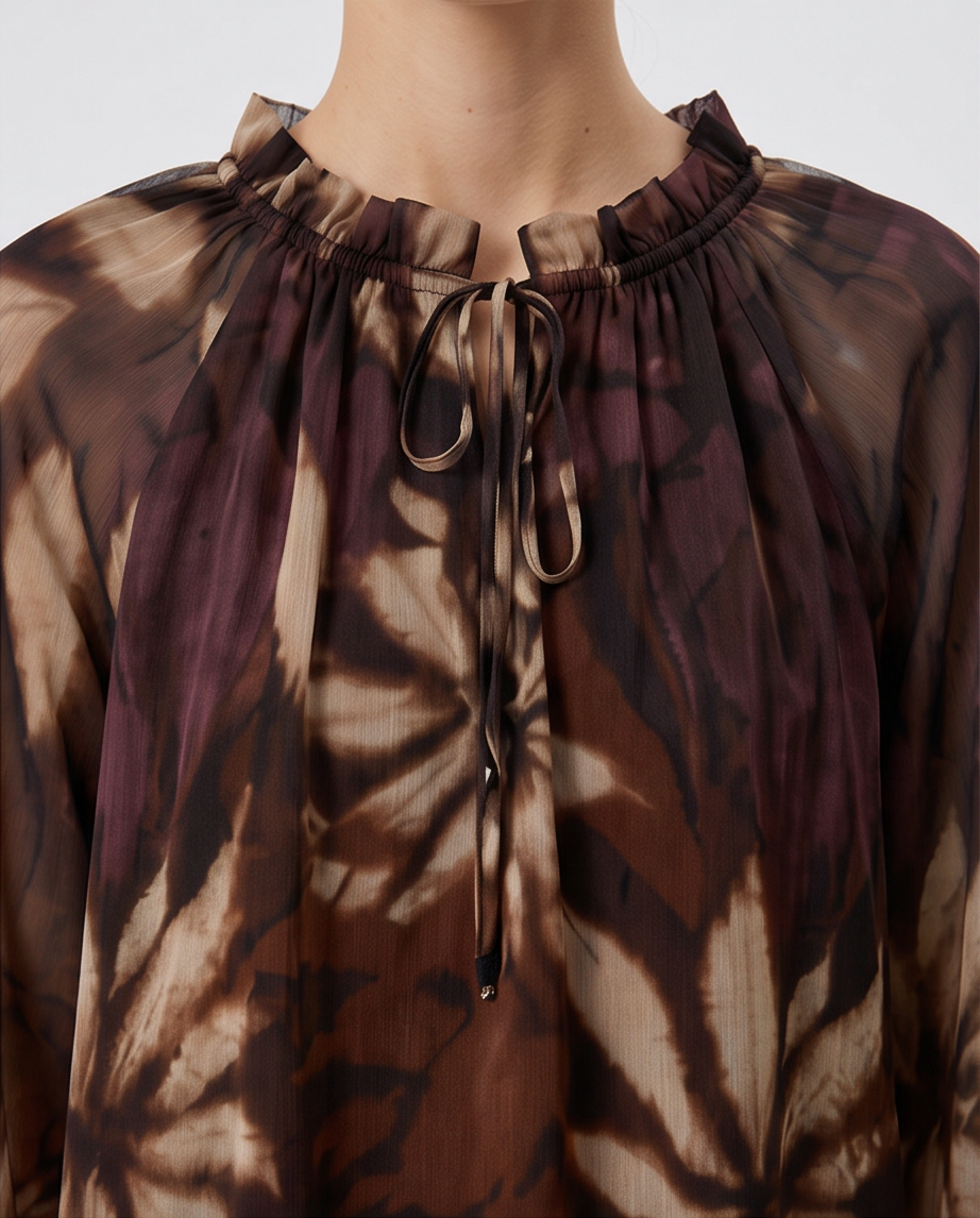 Γυναικεία μωβ floral μπλούζα georgette, detail σούρας και δεσίματος στη λαιμόκοψη
