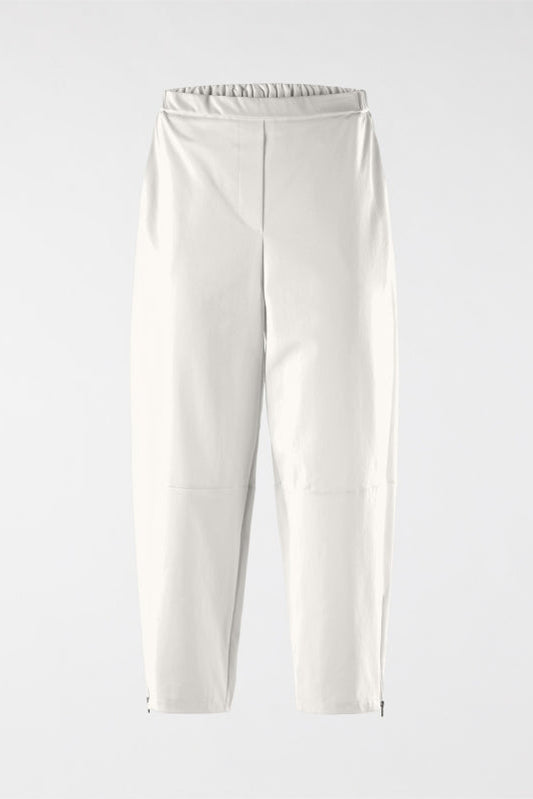 Γυναικείο ελαστικό παντελόνι Punto Milano σε λευκό χρώμα με λεπτομέρειες ραφής στο γόνατο και φερμουάρ στον ποδόγυρο