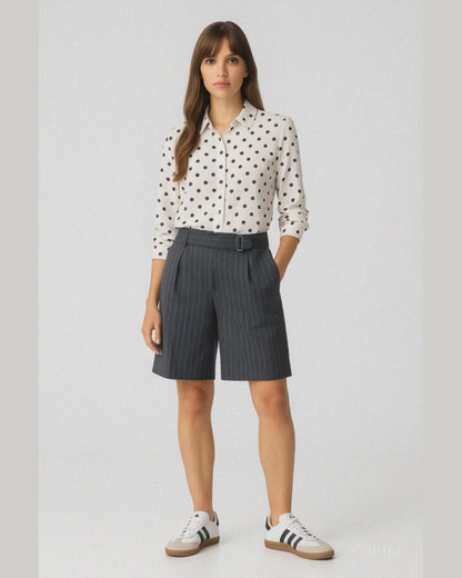 Μοντέλο περπατά σε απαλό γκρι στούντιο με πουκάμισο TIFFOSI polka dots και βερμούδα Funky Buddha
