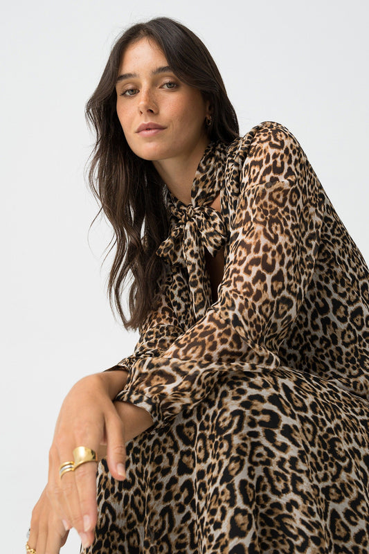 Μπροστινή όψη μπλούζας με φιόγκο και V-neck leopard print