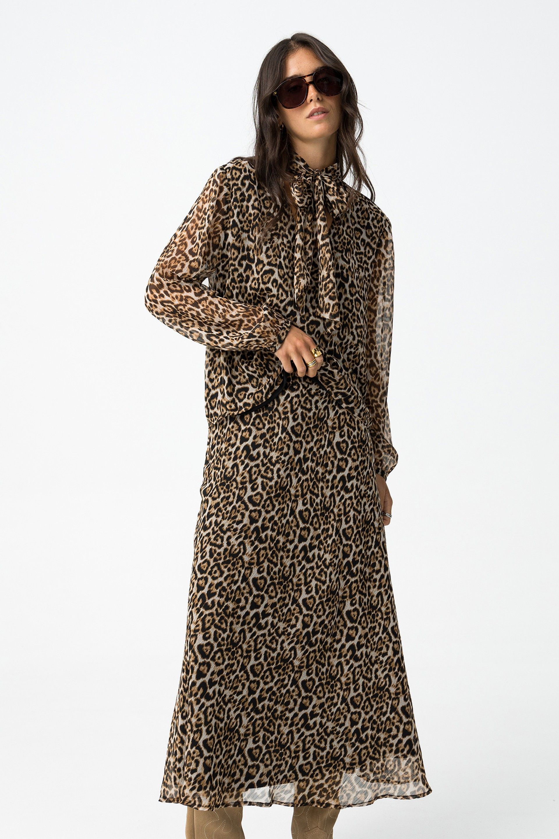 Ολόσωμη εμφάνιση με γυναικεία καφέ leopard print  μπλούζα με φιόγκο Tiffosi