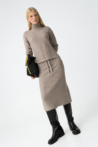 Tiffosi Γυναικεία Ribbed Knit Midi Φούστα - ολόσωμη εμφάνιση, μπροστινή όψη styling