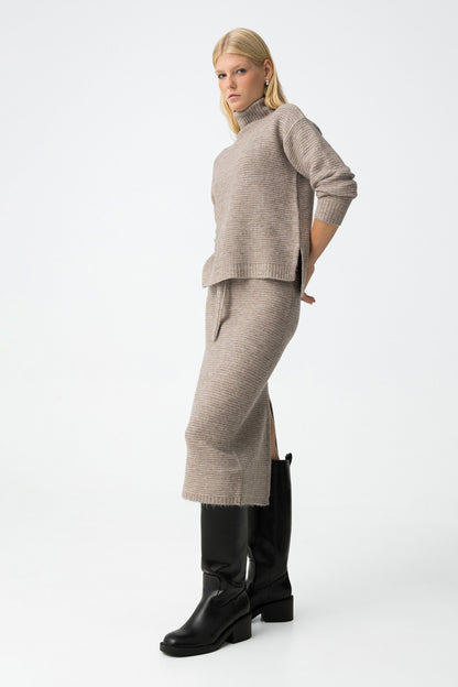 Tiffosi Γυναικεία Ribbed Knit Midi Φούστα - ολόσωμη εμφάνιση, πλάγια όψη