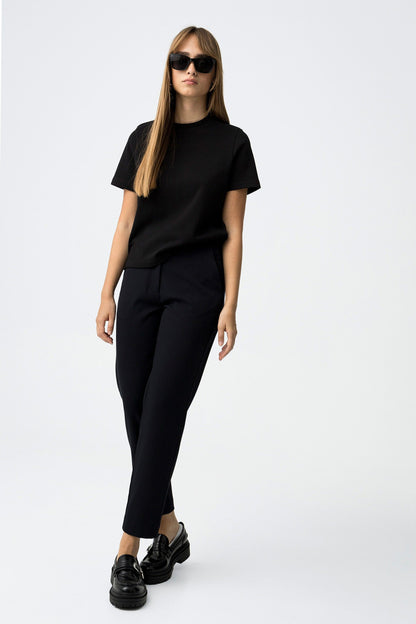 Μπροστινή όψη μπλε σκούρου παντελονιού με ψηλή μέση