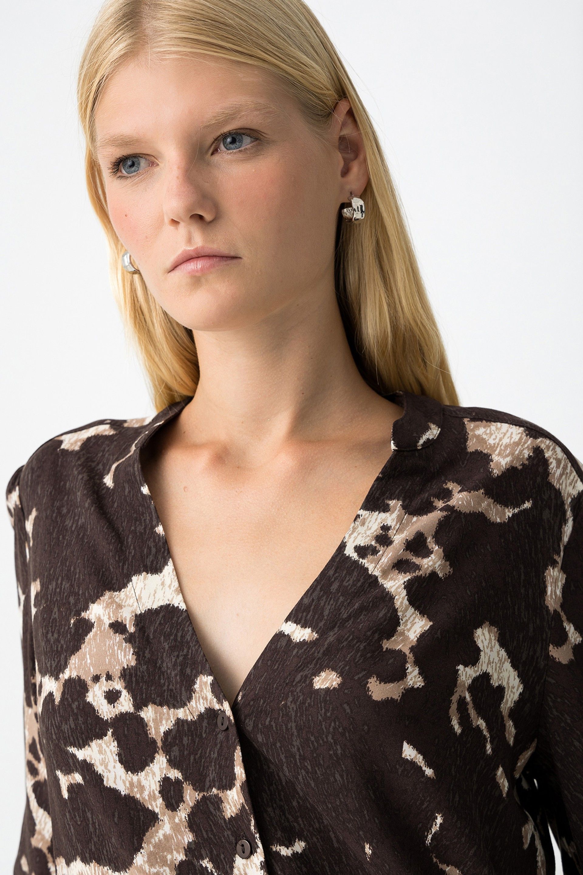 Λεπτομέρεια cow print και V-neck λαιμόκοψης