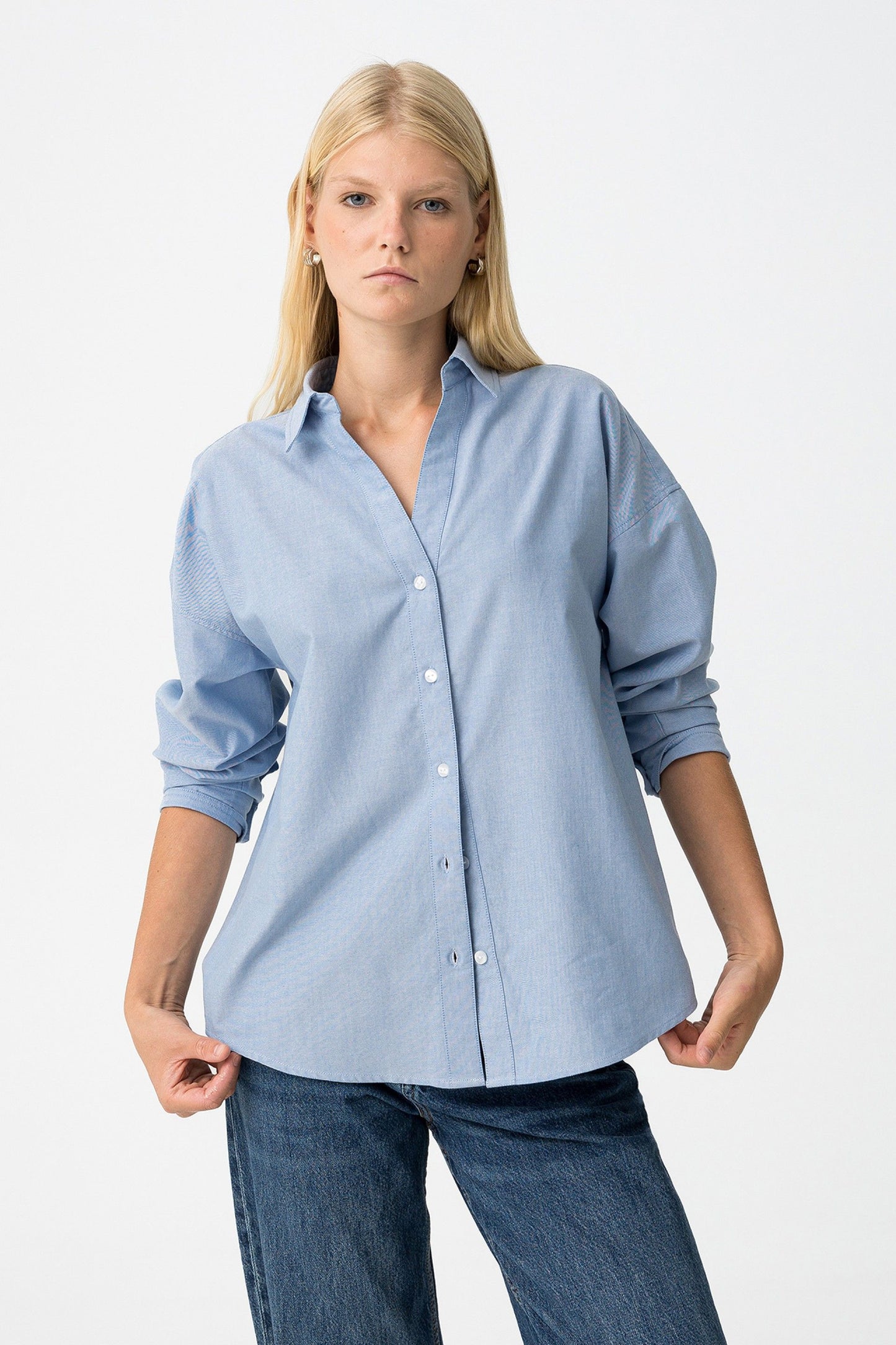 Μπροστινή όψη πουκαμίσου με V-neck και relaxed εφαρμογή