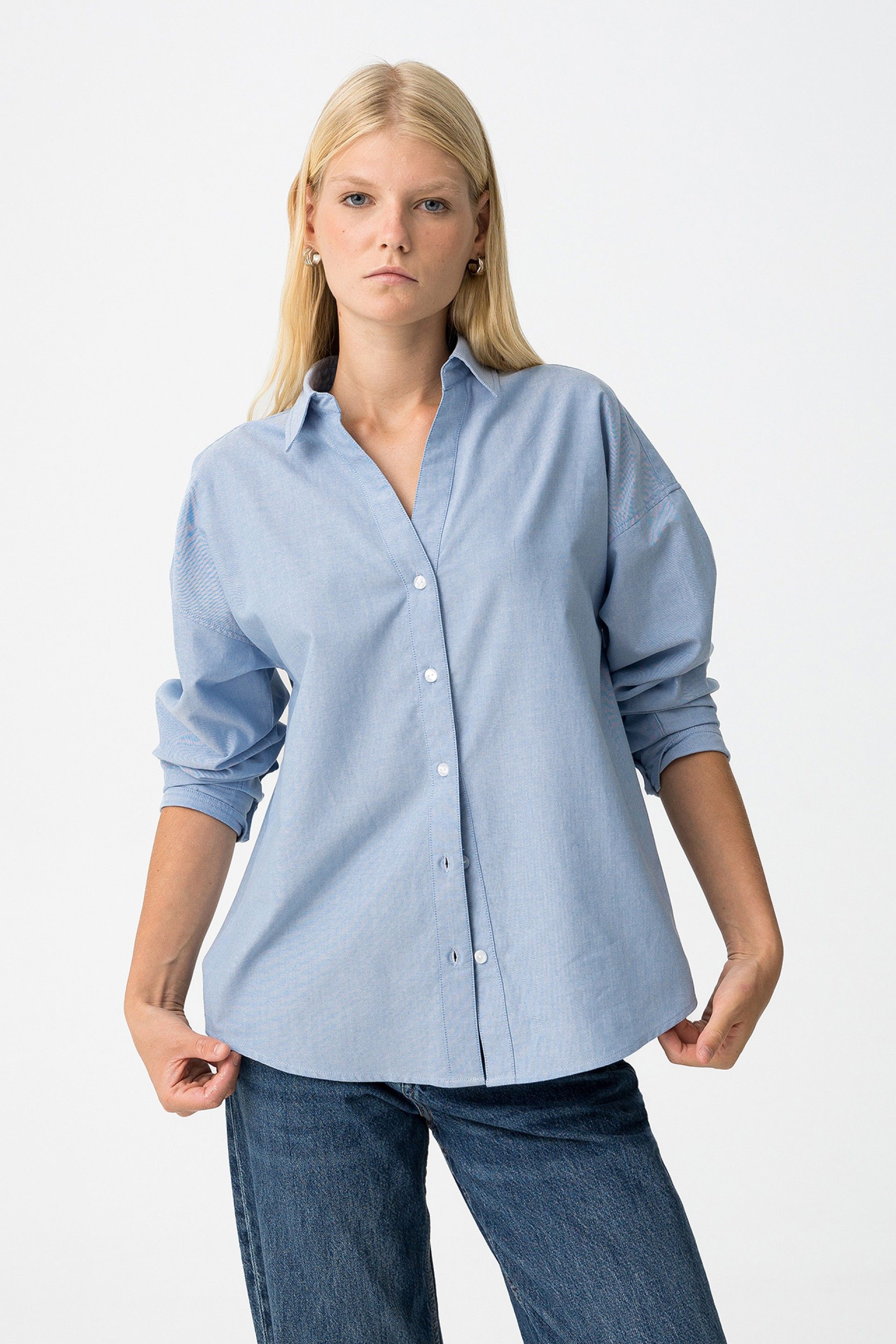 Μπροστινή όψη πουκαμίσου με V-neck και relaxed εφαρμογή