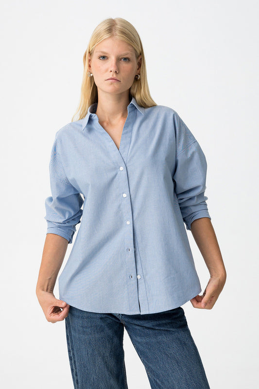 Μπροστινή όψη πουκαμίσου με V-neck και relaxed εφαρμογή