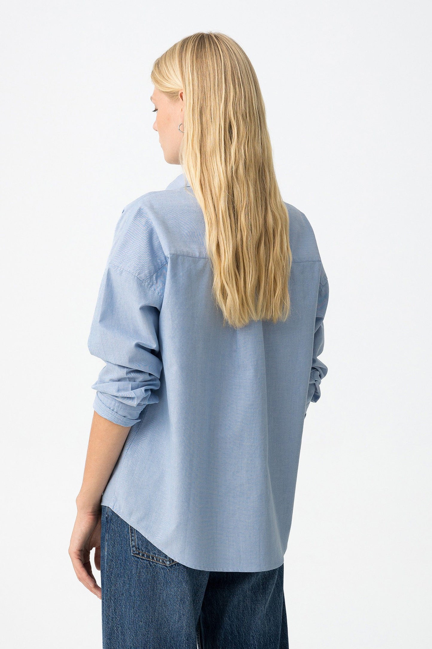 Πίσω όψη γυναικείου relaxed fit poplin πουκαμίσου