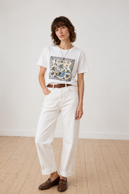Γυναικείο λευκό βαμβακερό t-shirt με ζωντανή τροπική στάμπα, φοίνικες & πουλιά. Δροσερό καλοκαιρινό τοπ