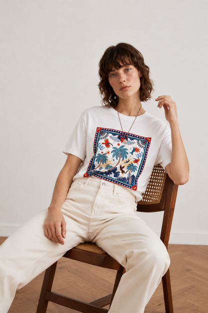 Γυναικείο λευκό βαμβακερό t-shirt με πολύχρωμη τροπική στάμπα, φοίνικες & τζάγκουαρ. Δροσερό καλοκαιρινό τοπ.
