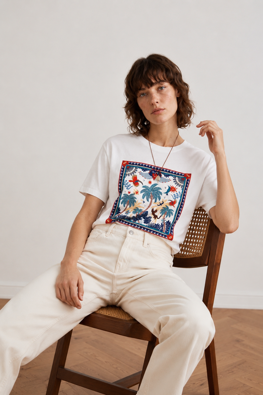 Γυναικείο λευκό βαμβακερό t-shirt με πολύχρωμη τροπική στάμπα, φοίνικες & τζάγκουαρ. Δροσερό καλοκαιρινό τοπ.