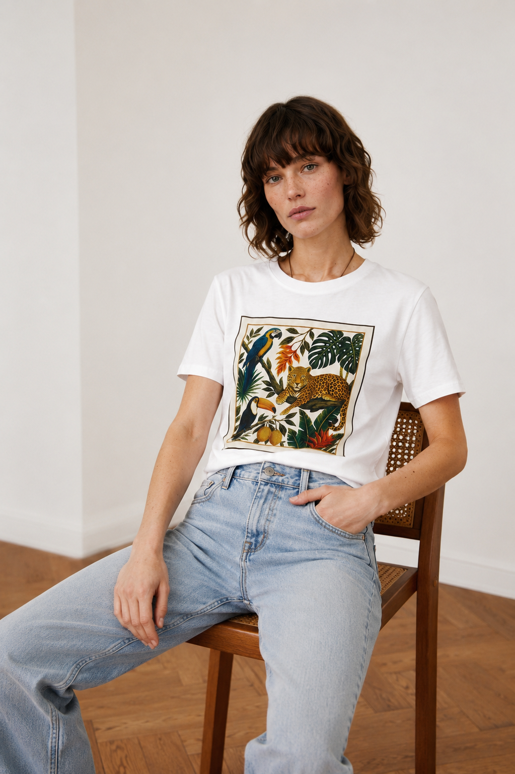 Γυναικείο λευκό βαμβακερό t-shirt με εντυπωσιακή στάμπα λεοπάρδαλης & τροπική βλάστηση. Δροσερό καλοκαιρινό τοπ.
