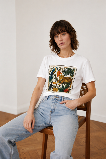 Γυναικείο λευκό βαμβακερό t-shirt με εντυπωσιακή στάμπα λεοπάρδαλης & τροπική βλάστηση. Δροσερό καλοκαιρινό τοπ.