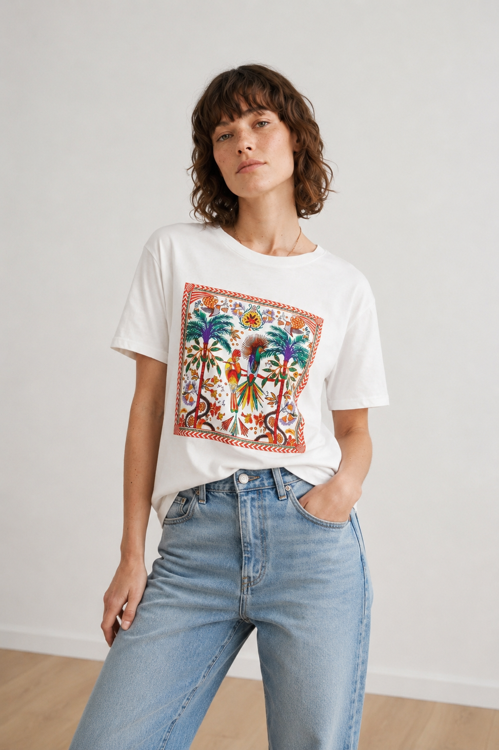 Γυναικείο λευκό βαμβακερό t-shirt με εντυπωσιακή τροπική στάμπα. Δροσερό καλοκαιρινό τοπ, ιδανικό για διακοπέ