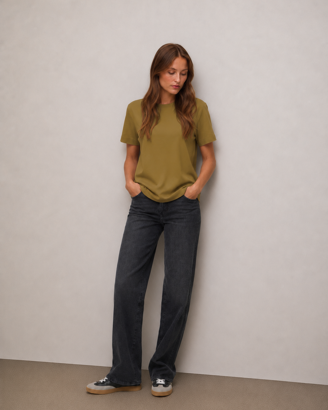 Γυναικείο basic t-shirt AWARE by Vero Moda μουσταρδί με wide leg τζιν, ολόσωμη εμφάνιση
