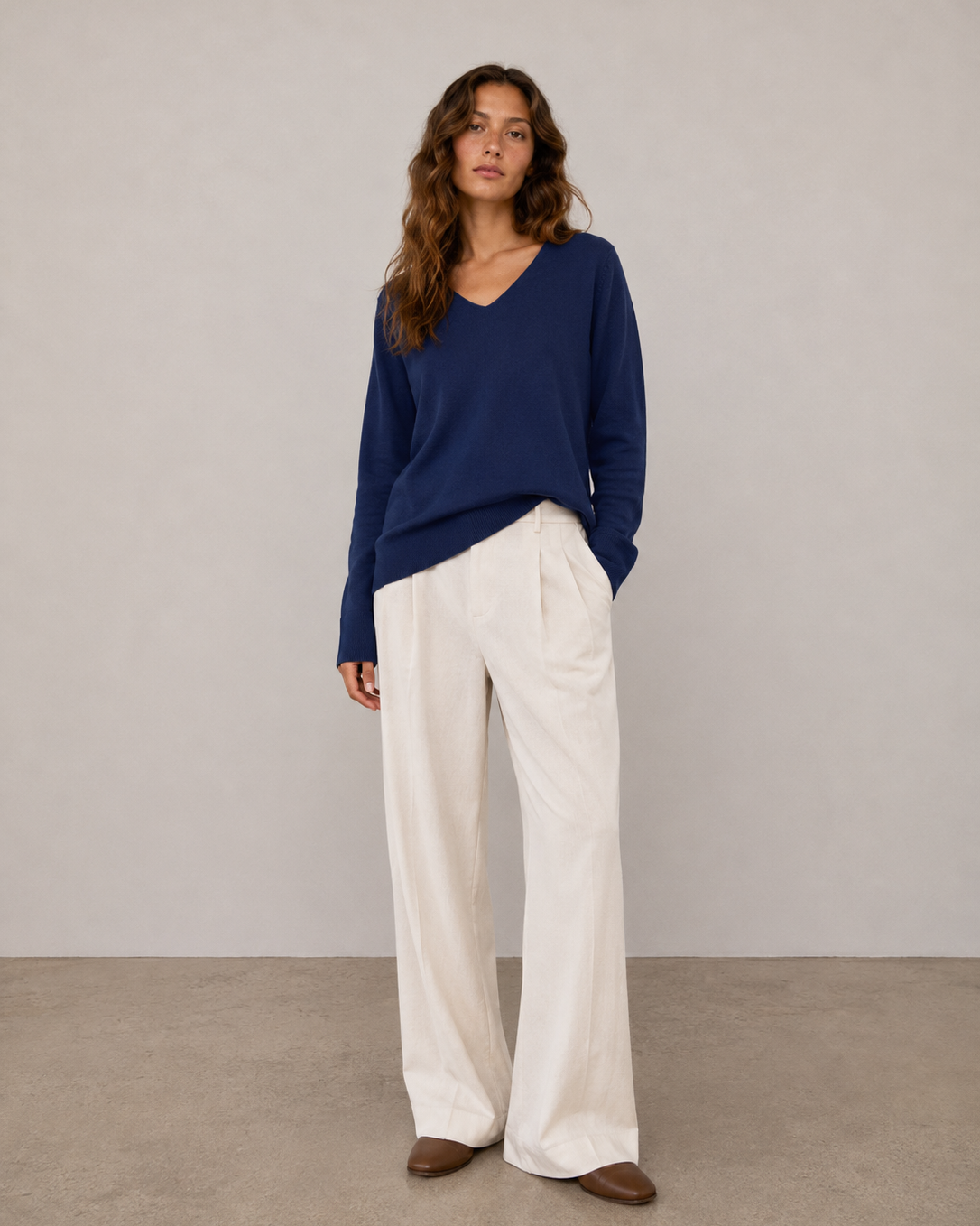 Γυναικείο πλεκτό πουλόβερ Vero Moda V-neck navy loose fit, ολόσωμη εμφάνιση
