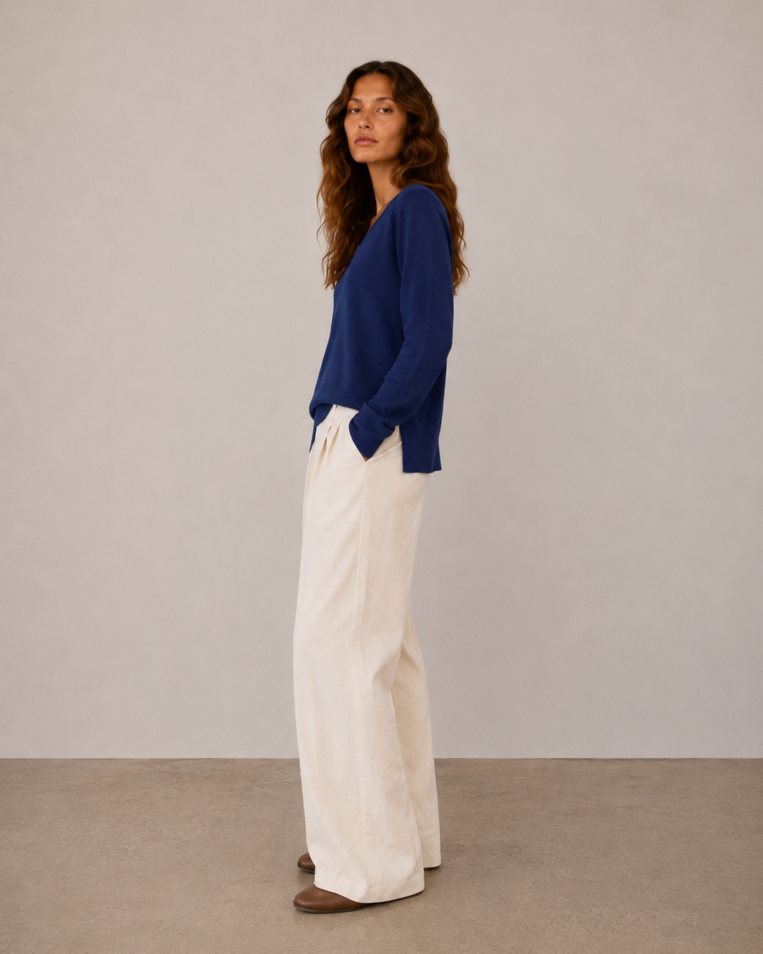 Γυναικείο πλεκτό πουλόβερ Vero Moda V-neck navy με λευκή παντελόνα, πλαϊνή όψη
