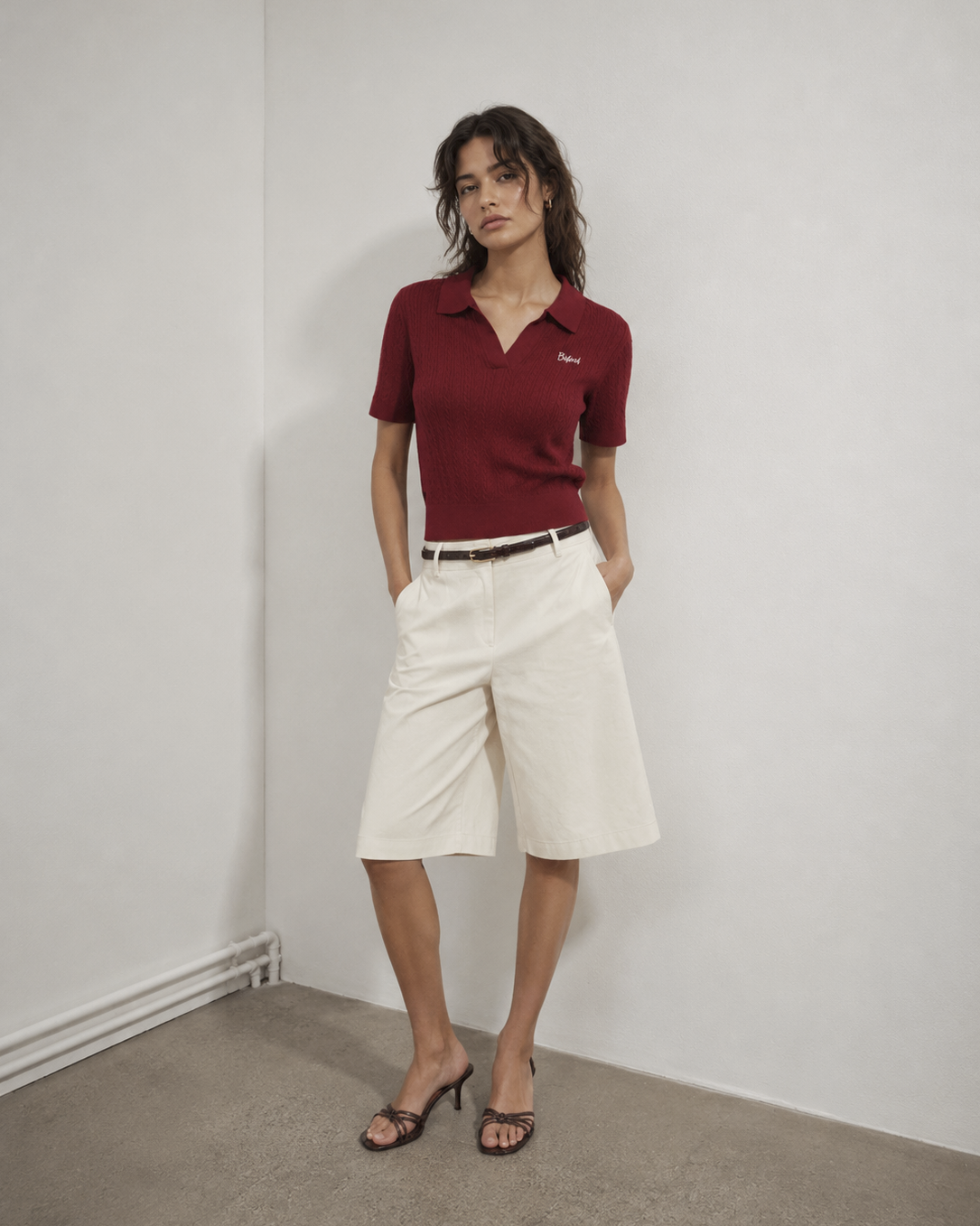 Γυναικεία πλεκτή polo μπλούζα Vero Moda μπορντό με εκρού βερμούδα, ολόσωμη εμφάνιση
