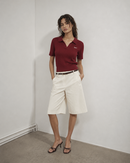 Γυναικεία πλεκτή polo μπλούζα Vero Moda μπορντό με εκρού βερμούδα, ολόσωμη εμφάνιση
