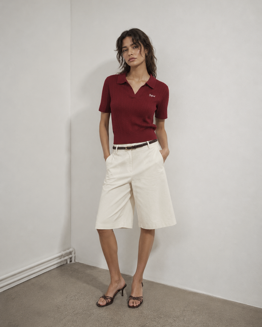 Γυναικεία πλεκτή polo μπλούζα Vero Moda μπορντό με εκρού βερμούδα, ολόσωμη εμφάνιση
