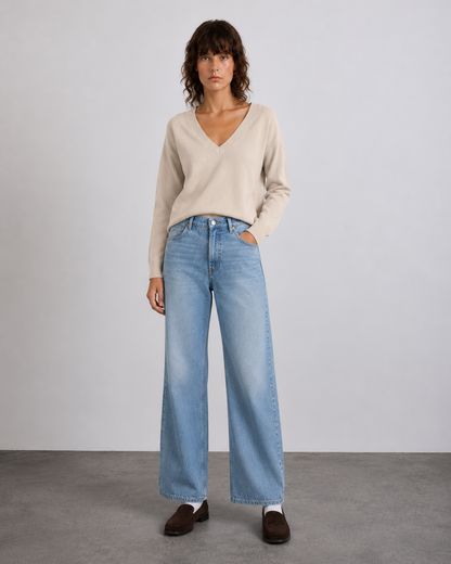 Γυναικεία πλεκτή μπλούζα VERO MODA εκρού V-neck, ολόσωμη editorial εμφάνιση μπροστά
