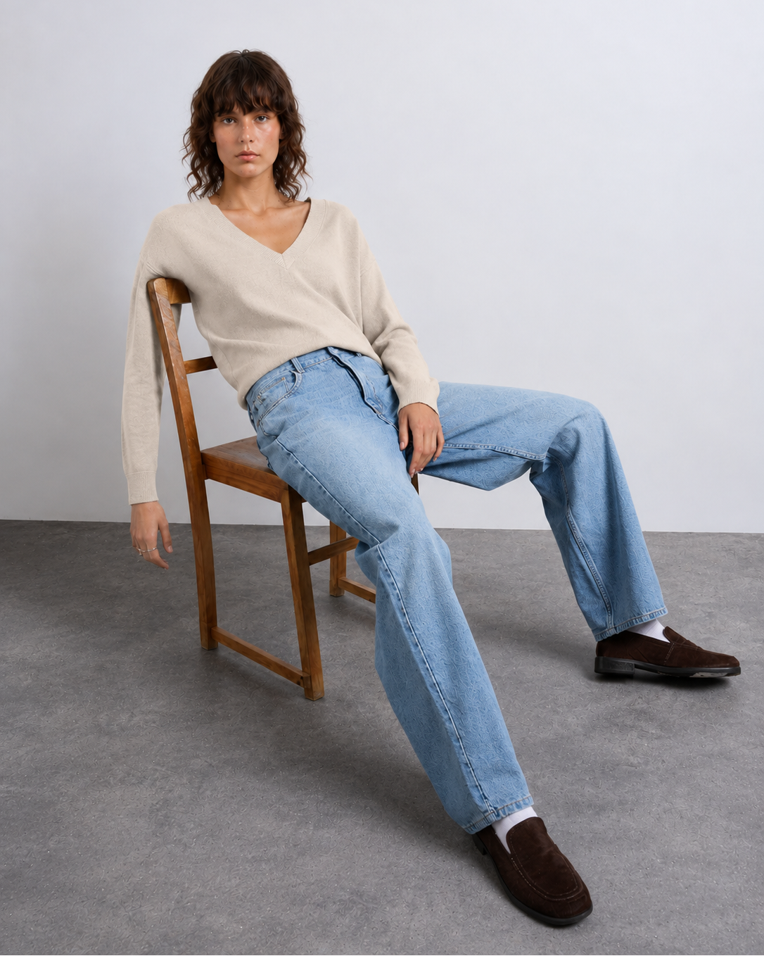 Γυναικεία πλεκτή μπλούζα VERO MODA εκρού V-neck, editorial εμφάνιση καθιστή
