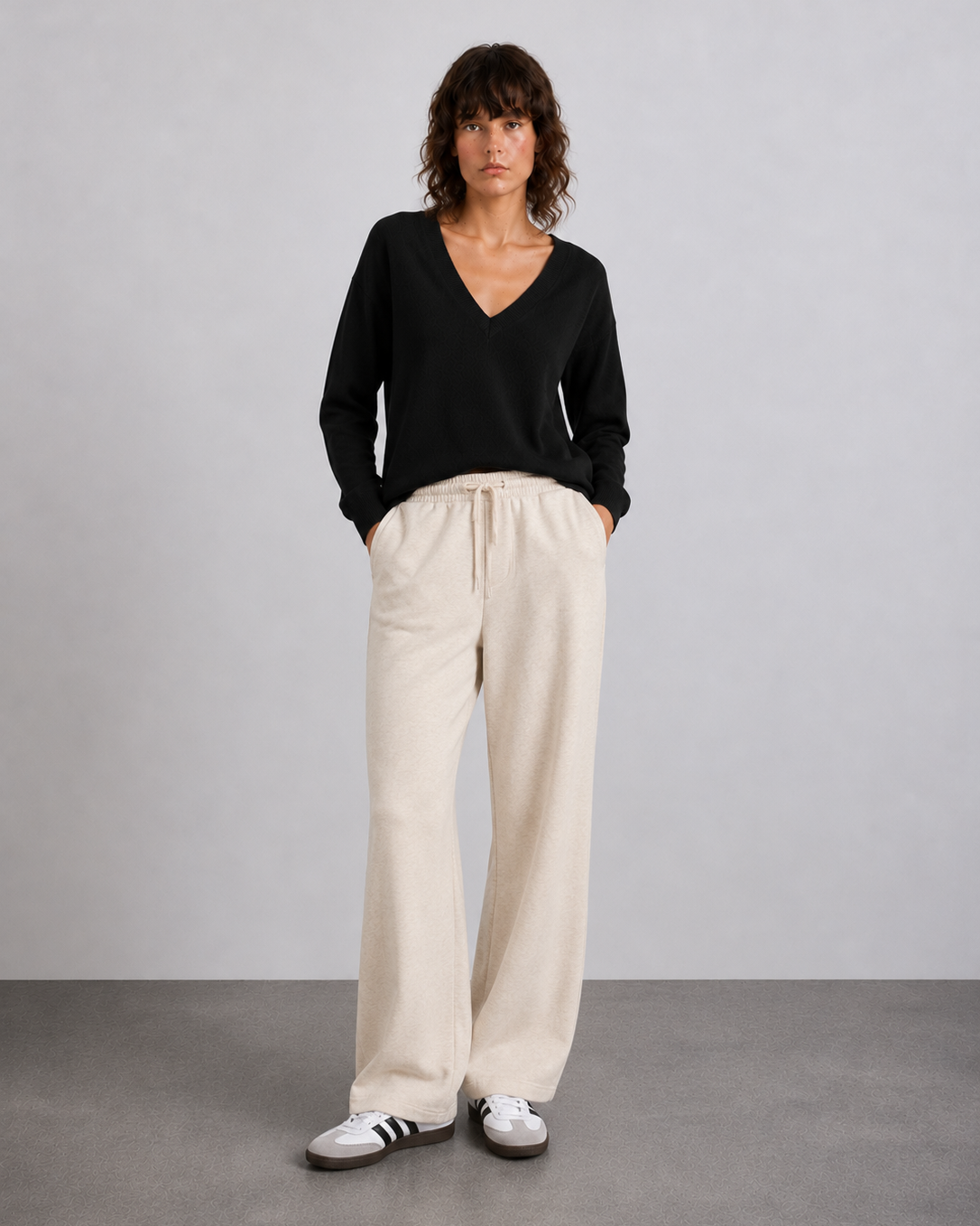 Γυναικεία πλεκτή μπλούζα VERO MODA μαύρη V-neck, ολόσωμη editorial εμφάνιση μπροστά
