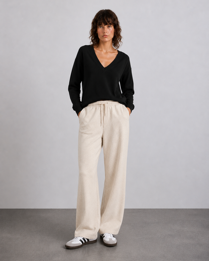 Γυναικεία πλεκτή μπλούζα VERO MODA μαύρη V-neck, ολόσωμη editorial εμφάνιση μπροστά
