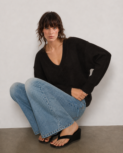 γυναικείο VERO MODA καφέ πουλόβερ V-λαιμόκοψη editorial καθιστή όψη μοντέλου

