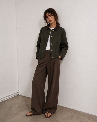Γυναικείο κοντό μπουφάν Vero Moda σκούρο πράσινο με wide leg καφέ παντελόνα, ολόσωμη εμφάνιση
