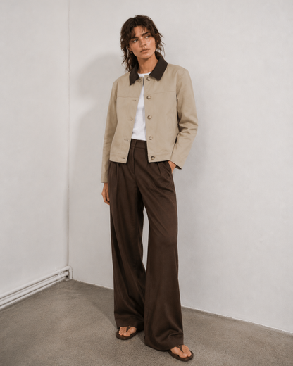 Γυναικείο κοντό μπουφάν Vero Moda μπεζ με wide leg καφέ παντελόνα, ολόσωμη εμφάνιση
