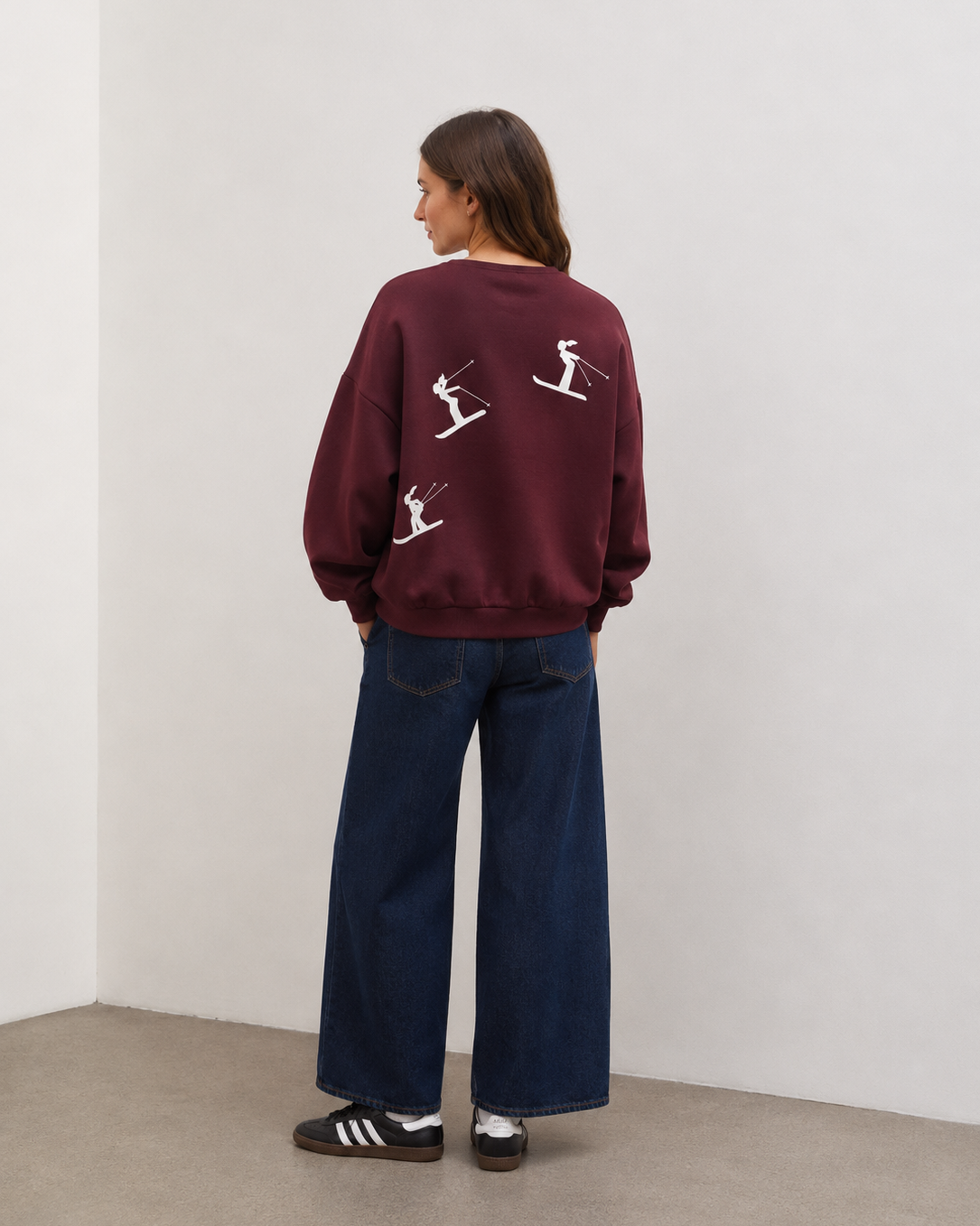 γυναικείο VERO MODA μπορντό oversized φούτερ Ski Club φιγούρες σκιέρ πλάτη ολόσωμη όψη μοντέλου
