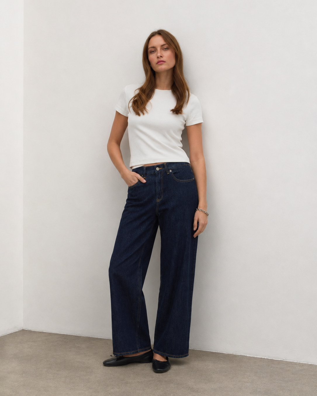 Γυναικείο tapered τζιν Vero Moda σκούρο μπλε denim, ολόσωμη εμφάνιση μπροστά
