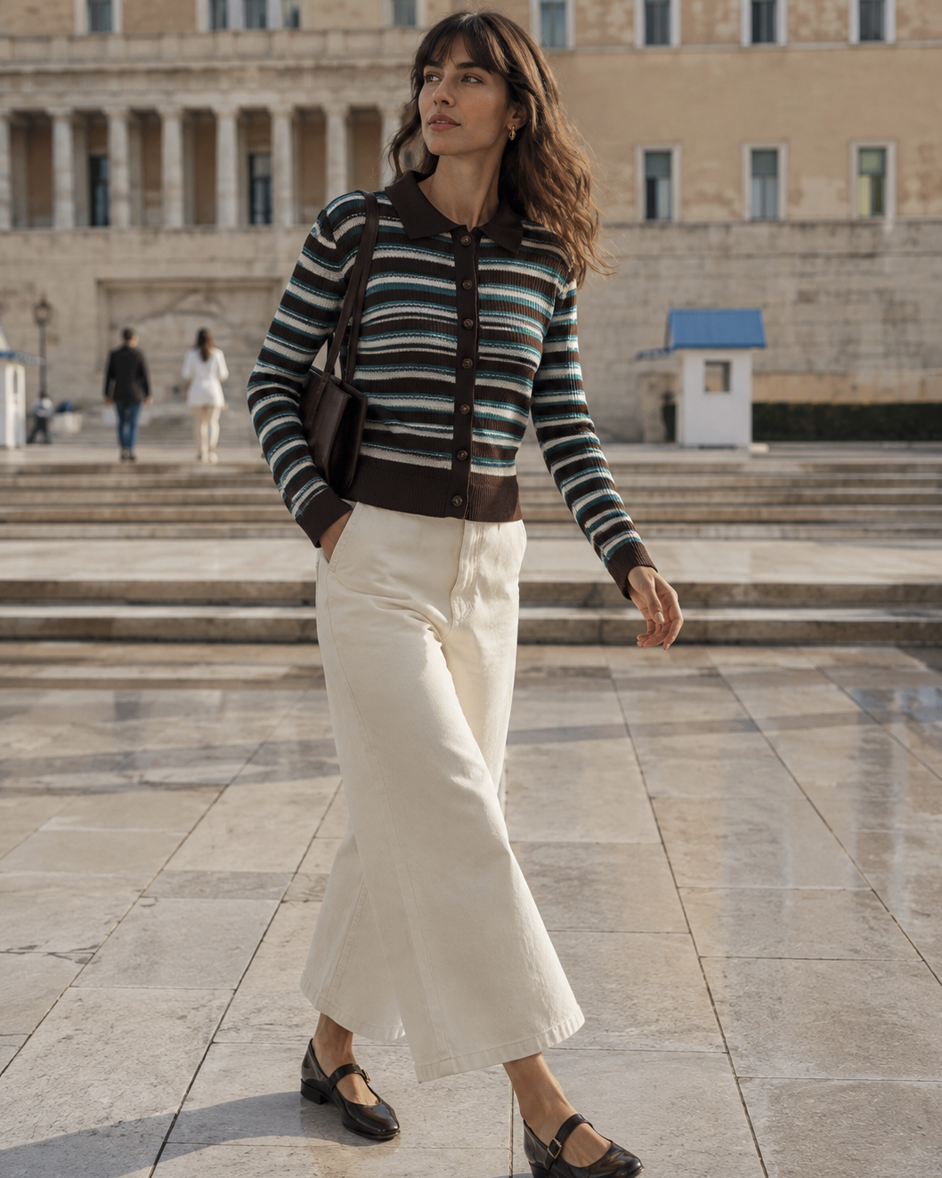 Γυναικεία πλεκτή ζακέτα polo AWARE by Vero Moda ρίγες καφέ-πετρόλ με εκρού παντελόνα, editorial Αθήνα
