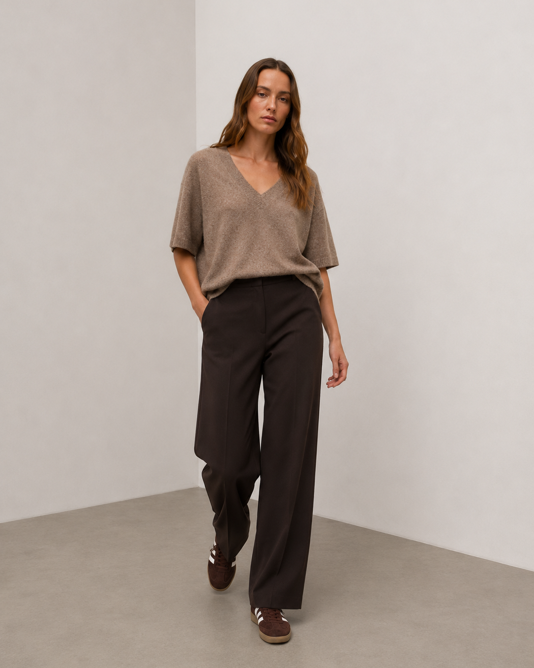 Γυναικείο wide leg παντελόνι VERO MODA σκούρο καφέ, ολόσωμη editorial εμφάνιση μπροστά
