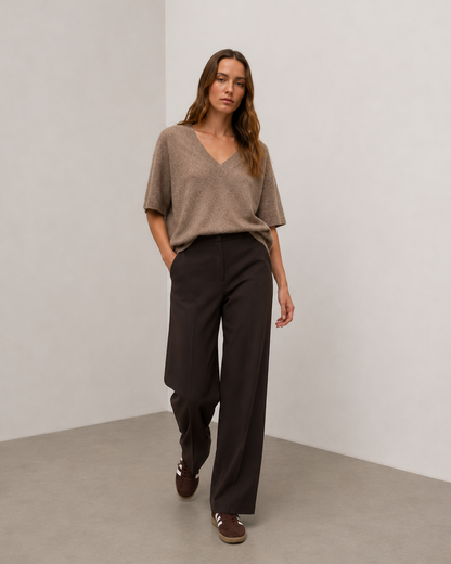 Γυναικείο wide leg παντελόνι VERO MODA σκούρο καφέ, ολόσωμη editorial εμφάνιση μπροστά
