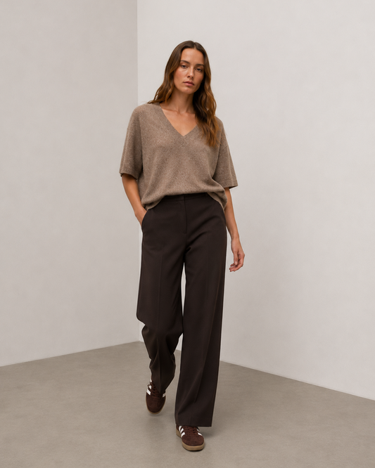 Γυναικείο wide leg παντελόνι VERO MODA σκούρο καφέ, ολόσωμη editorial εμφάνιση μπροστά
