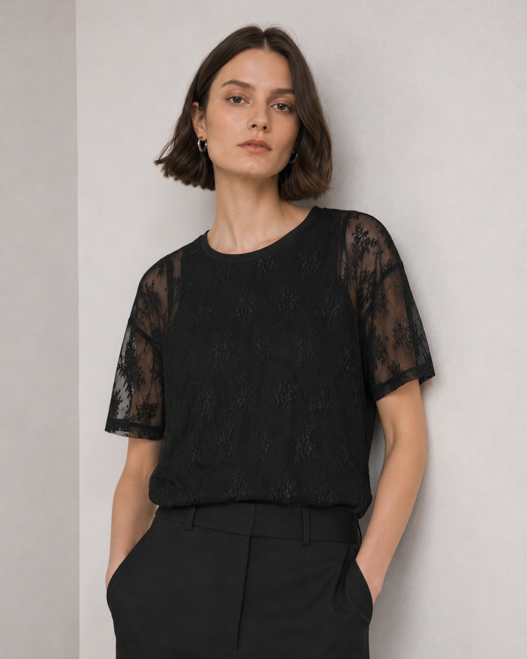 γυναικεία VERO MODA μαύρη μπλούζα floral δαντέλα στρογγυλή λαιμόκοψη μπροστινή όψη μοντέλου
