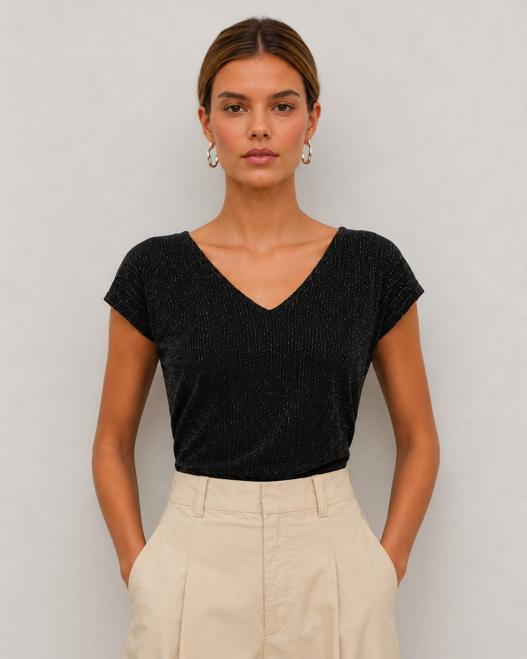 γυναικεία VERO MODA μπλούζα μαύρη glitter λεπτομέρεια V-λαιμόκοψη κοντά μανίκια — κοντινή λήψη μπροστά
