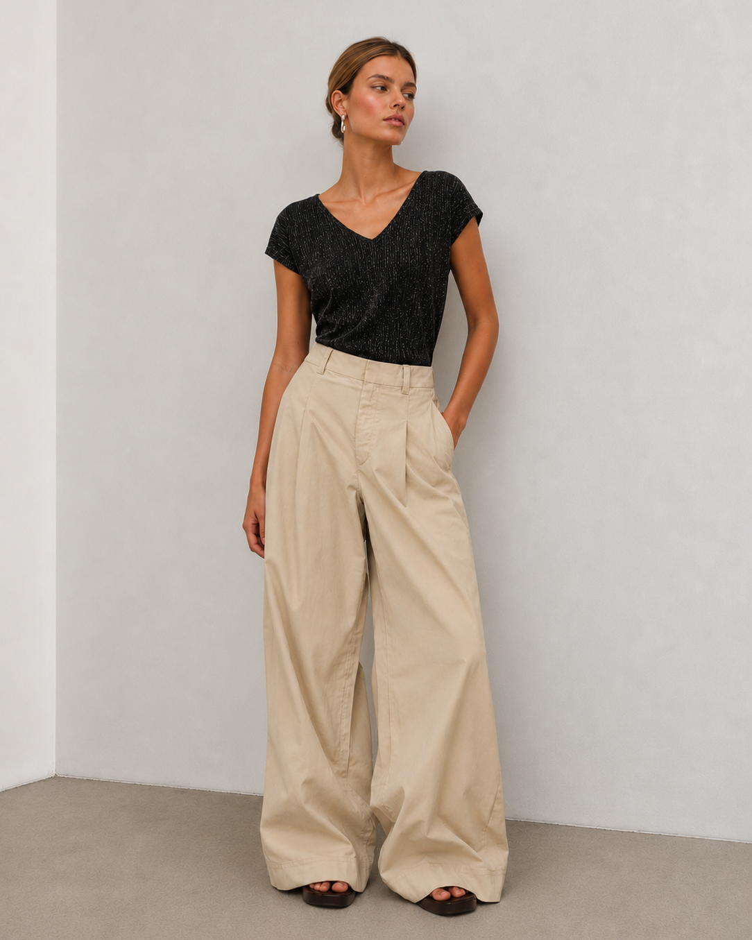 γυναικεία VERO MODA μπλούζα μαύρη glitter V-λαιμόκοψη κοντά μανίκια — ολόσωμη εμφάνιση μπροστά
