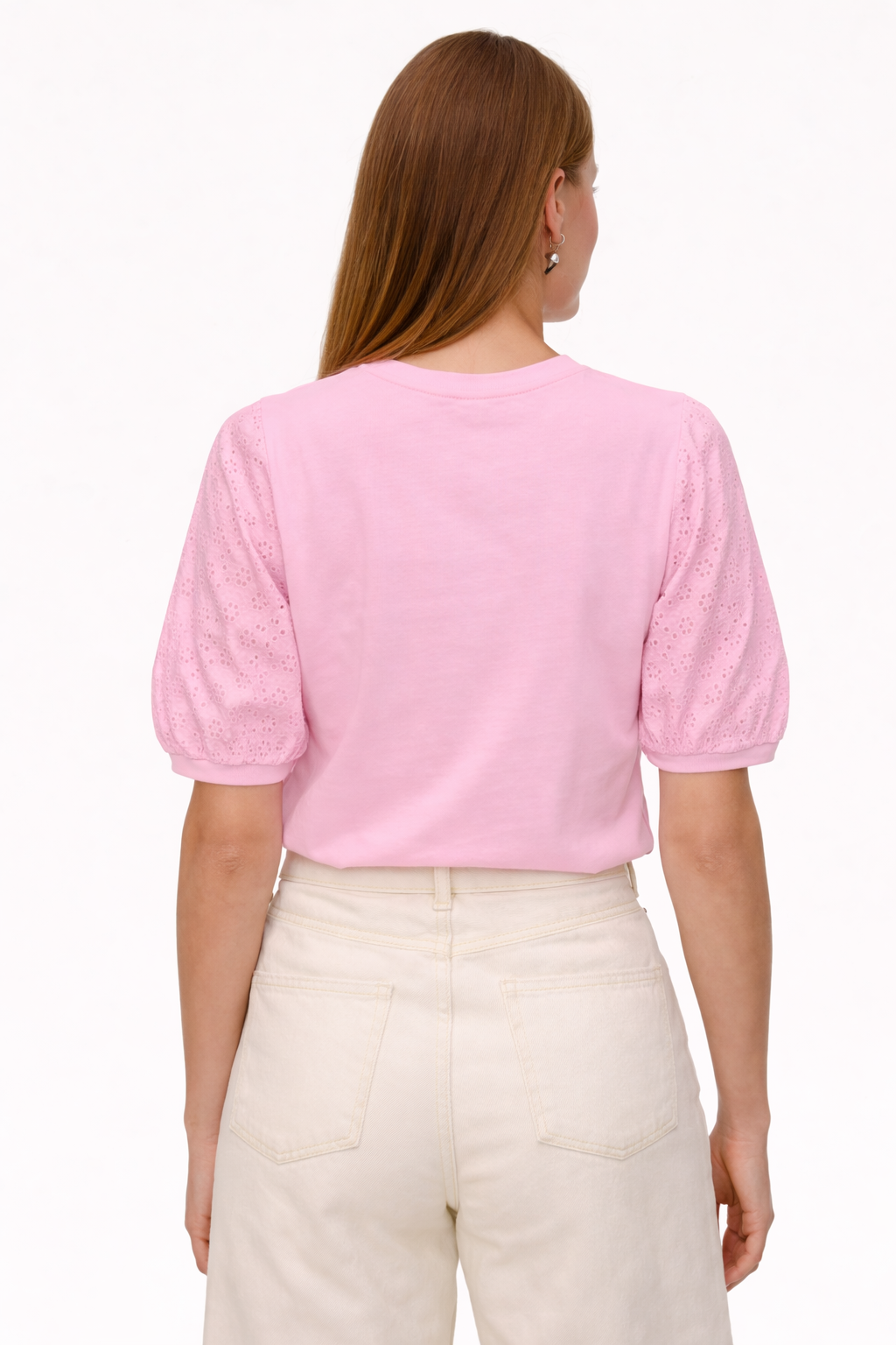ροζ μπλούζα Vero Moda με κεντητά μανίκια broderie anglaise πίσω όψη σε μοντέλο
