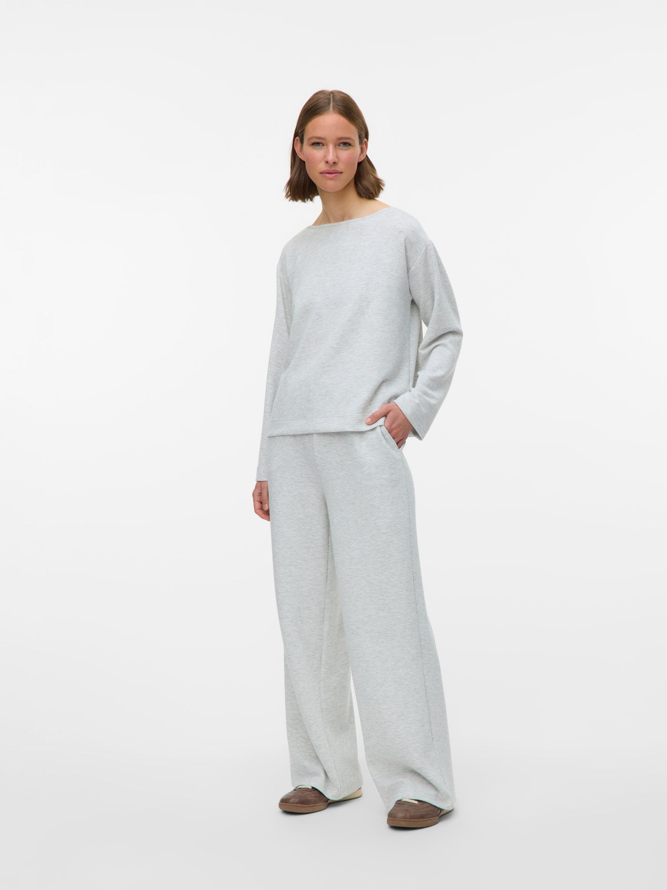 VERO MODA Γυναικεία Μπλούζα Boat Neck Μακρυμάνικη Ανοιχτό Γκρι Μελανζέ ολόσωμη εμφάνιση σετ με παντελόνι