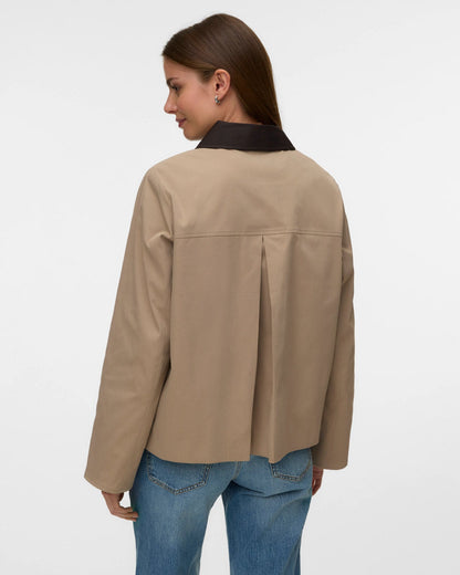 Γυναικείο κοντό μπουφάν Vero Moda μπεζ, πίσω όψη με πτυχή και καφέ γιακά
