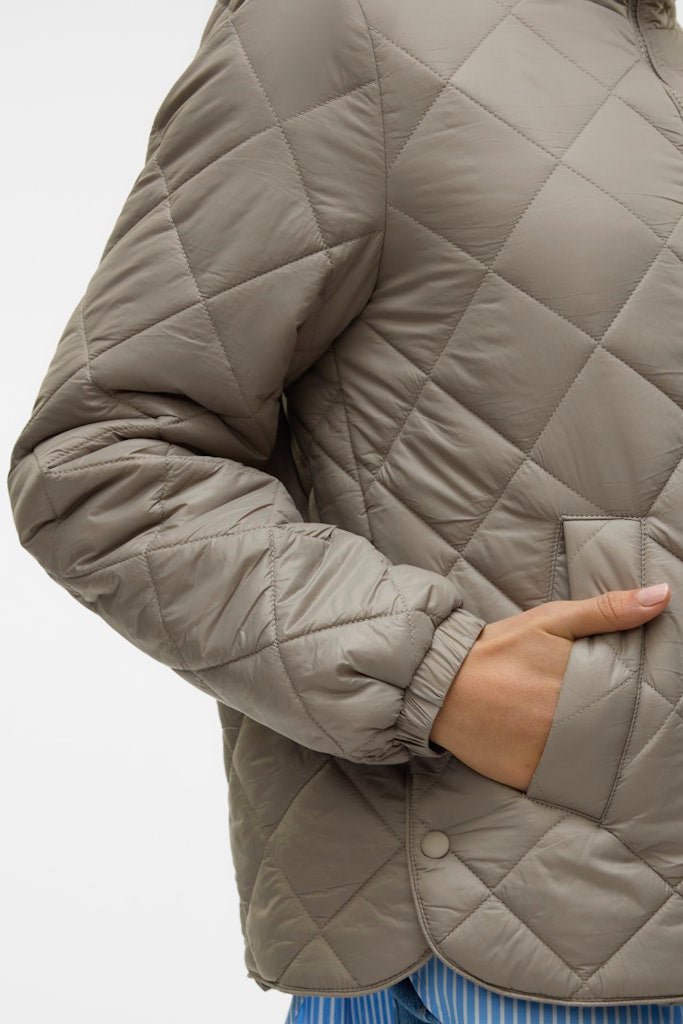 VERO MODA γυναικείο puffer μπουφάν με ψηλό γιακά και ελαφρύ γέμισμα λεπτομέρεια τσέπη