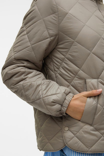 VERO MODA γυναικείο puffer μπουφάν με ψηλό γιακά και ελαφρύ γέμισμα λεπτομέρεια τσέπη