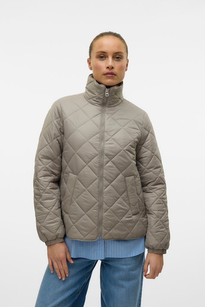 VERO MODA γυναικείο puffer μπουφάν με ψηλό γιακά και ελαφρύ γέμισμα μπροστινή όψη