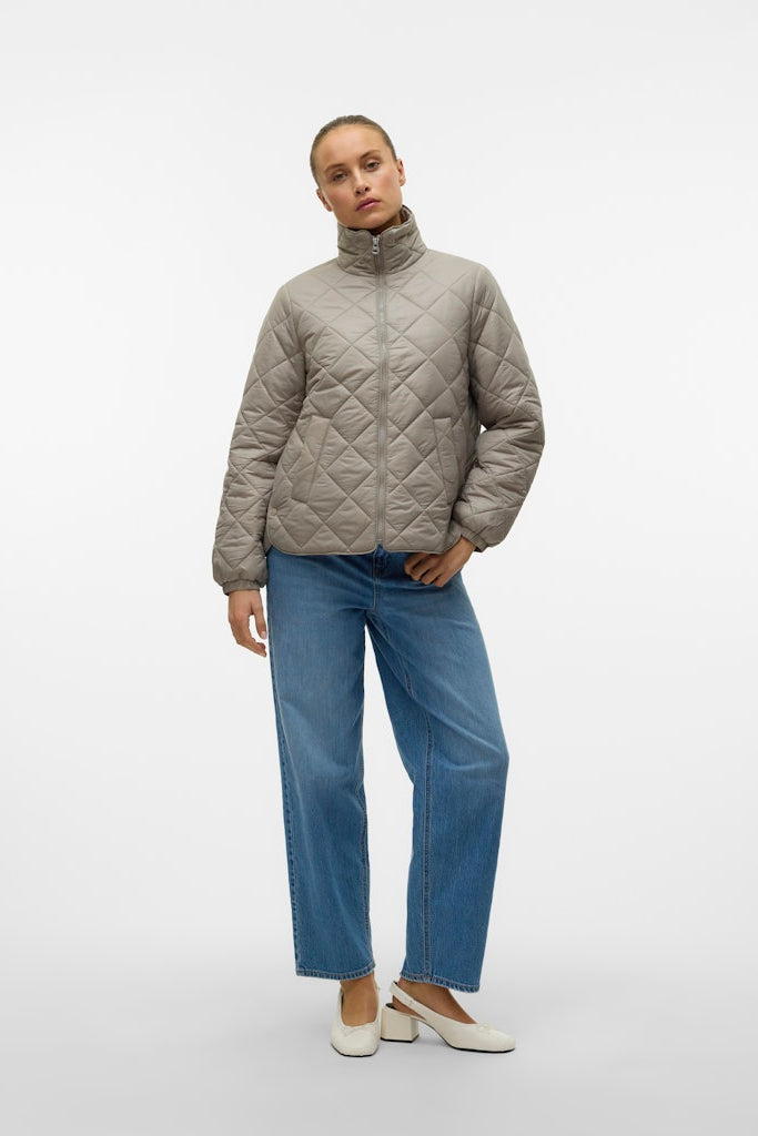 VERO MODA γυναικείο puffer μπουφάν με ψηλό γιακά και ελαφρύ γέμισμα ολόσωμη εμφάνιση